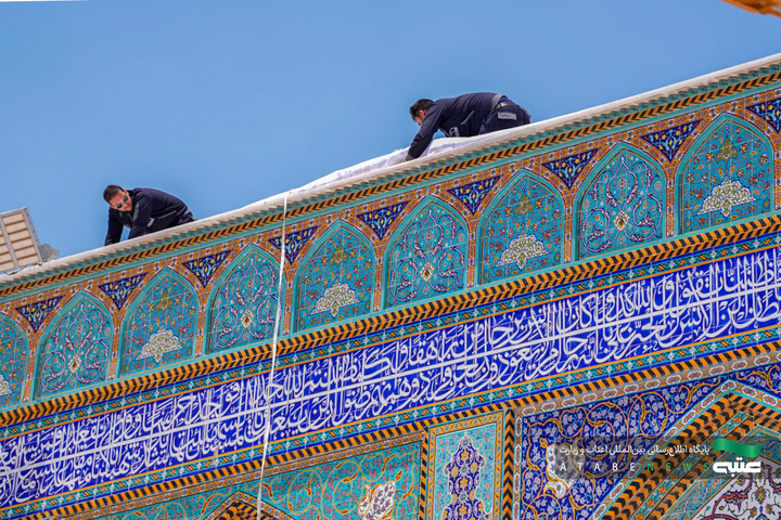 نصب کتیبه‌های عید غدیر در حرم مطهر کاظمین(ع)
