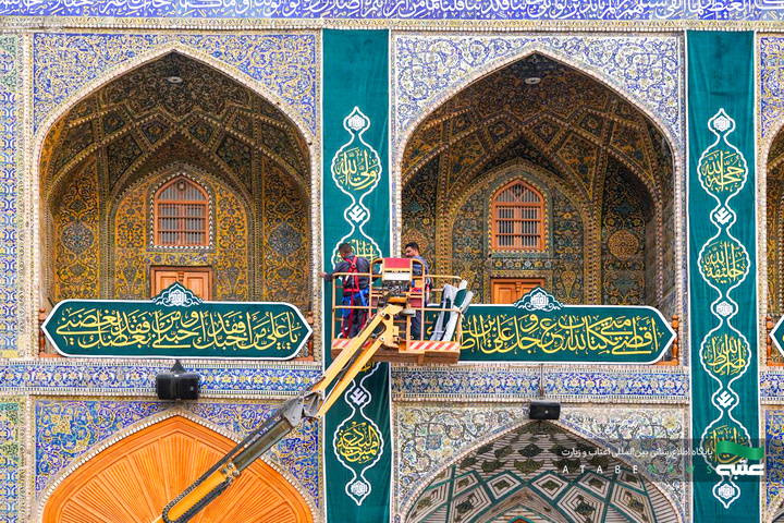 نصب کتیبه‌های عید غدیر در حرم مطهر امیرالمؤمنین(ع)