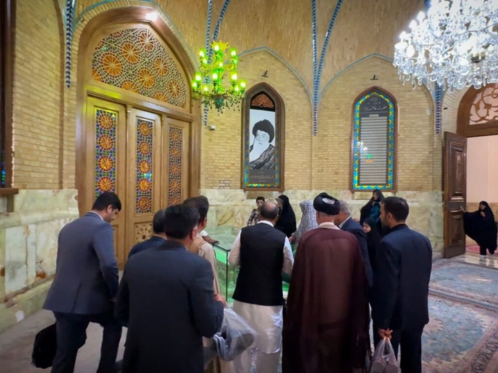 تشرف سفیر جدید پاکستان در ایران به زیارت حرم حضرت معصومه (س)