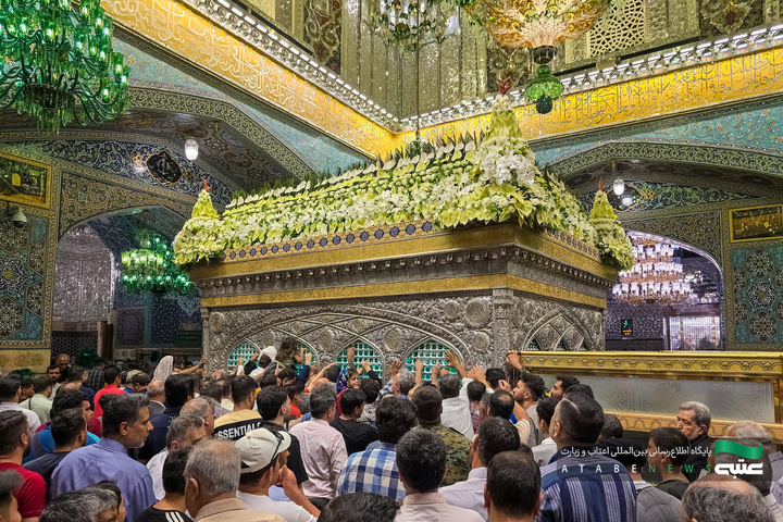 گل‌آرایی ضریح مطهر امام رضا(ع) به مناسبت عید غدیر