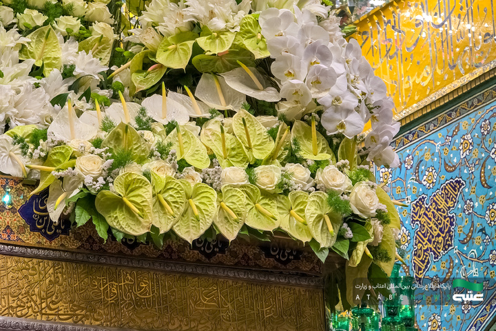 گل‌آرایی ضریح مطهر امام رضا(ع) به مناسبت عید غدیر