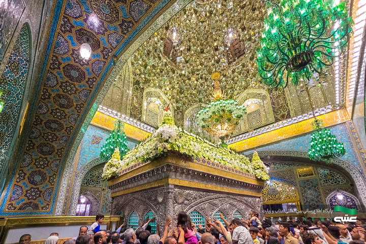 گل‌آرایی ضریح مطهر امام رضا(ع) به مناسبت عید غدیر