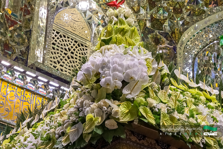 گل‌آرایی ضریح مطهر امام رضا(ع) به مناسبت عید غدیر