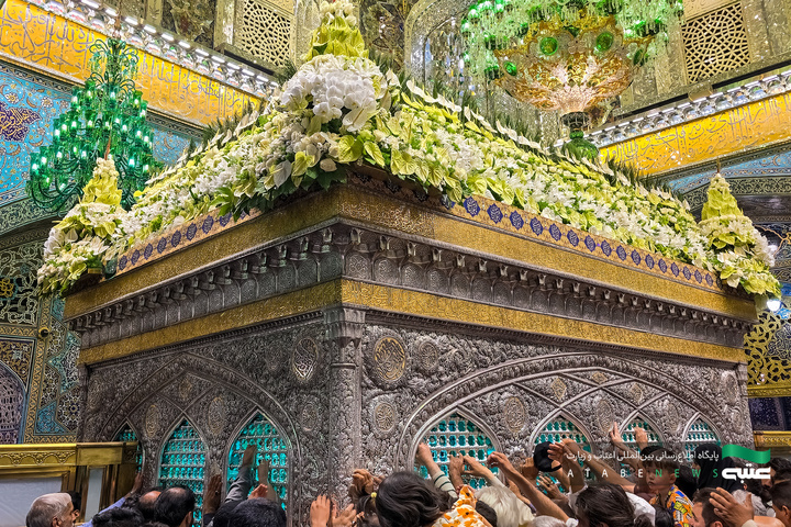 گل‌آرایی ضریح مطهر امام رضا(ع) به مناسبت عید غدیر