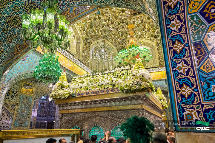 گل‌آرایی ضریح مطهر امام رضا(ع) به مناسبت عید غدیر