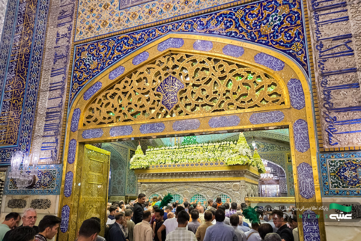 گل‌آرایی ضریح مطهر امام رضا(ع) به مناسبت عید غدیر