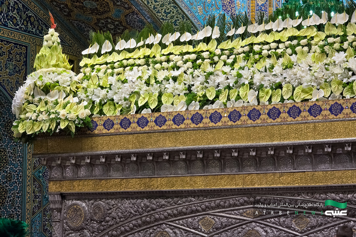 گل‌آرایی ضریح مطهر امام رضا(ع) به مناسبت عید غدیر