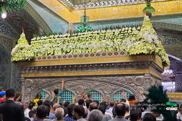 گل‌آرایی ضریح مطهر امام رضا(ع) به مناسبت عید غدیر