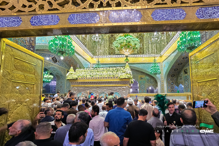 گل‌آرایی ضریح مطهر امام رضا(ع) به مناسبت عید غدیر