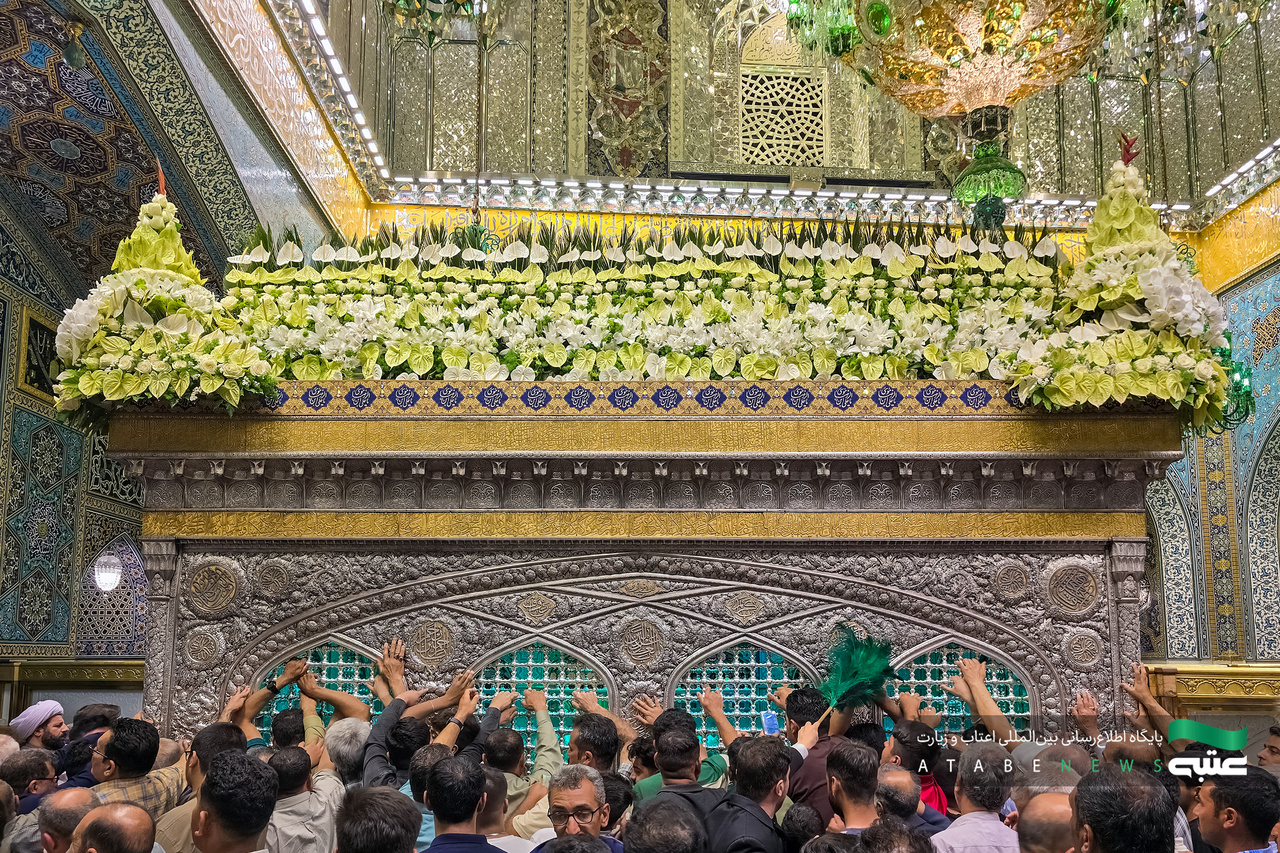 گل‌آرایی ضریح مطهر امام رضا(ع) به مناسبت عید غدیر