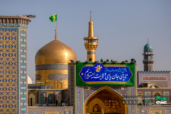 نصب کتیبه‌های عید غدیر در حرم مطهر رضوی
