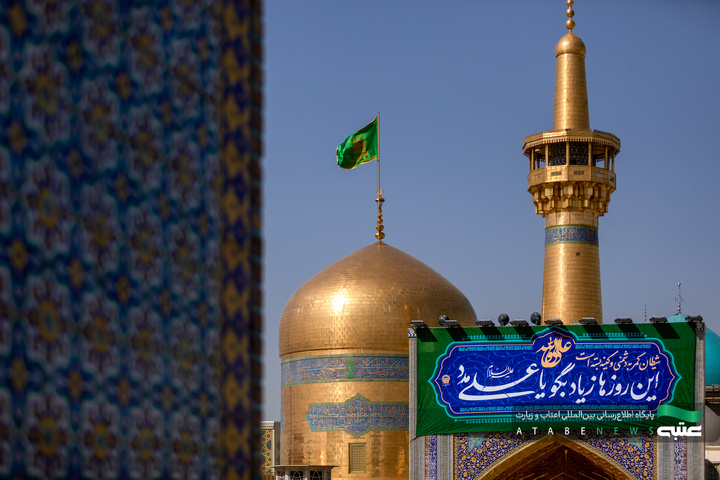 نصب کتیبه‌های عید غدیر در حرم مطهر رضوی