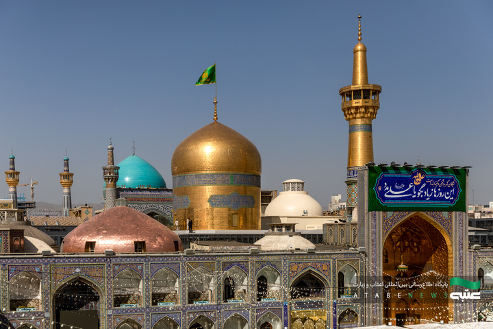 نصب کتیبه‌های عید غدیر در حرم مطهر رضوی