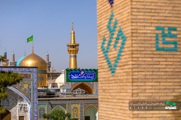 نصب کتیبه‌های عید غدیر در حرم مطهر رضوی