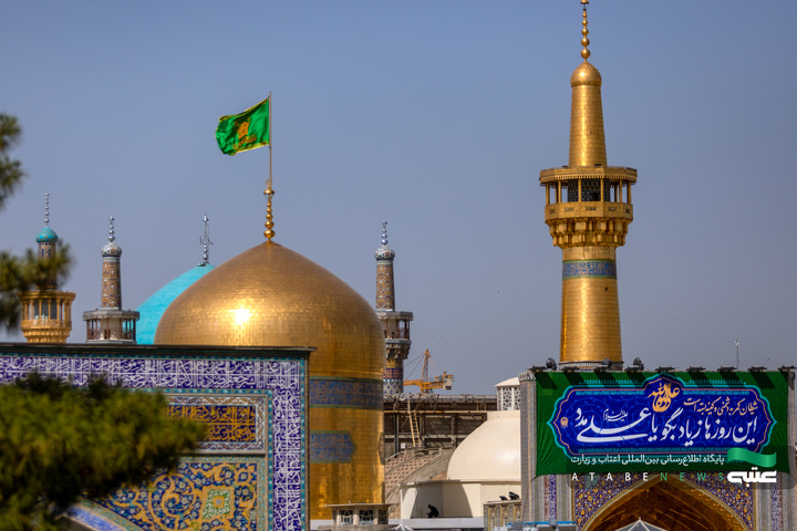 نصب کتیبه‌های عید غدیر در حرم مطهر رضوی