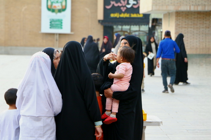 خدمت‌رسانی چایخانه‌های حضرتی حرم بانوی کرامت در عید غدیر