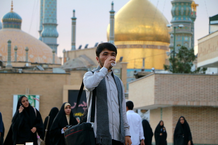خدمت‌رسانی چایخانه‌های حضرتی حرم بانوی کرامت در عید غدیر