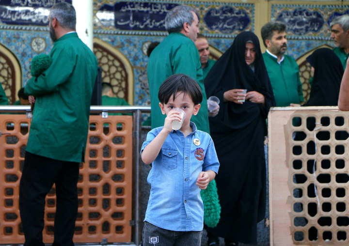خدمت‌رسانی چایخانه‌های حضرتی حرم بانوی کرامت در عید غدیر