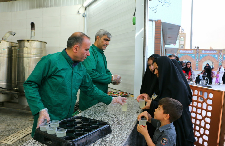 خدمت‌رسانی چایخانه‌های حضرتی حرم بانوی کرامت در عید غدیر