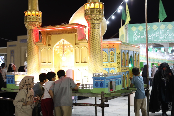 استقبال زائران حرم بانوی کرامت از نمایشگاه غدیر در شب عید الله الاکبر