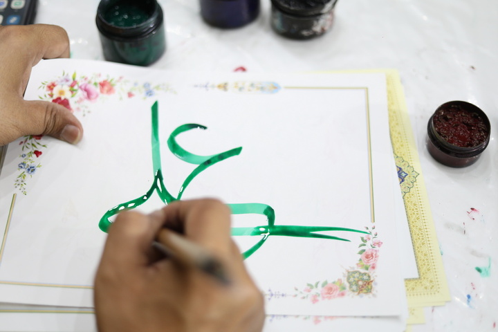 استقبال زائران حرم بانوی کرامت از نمایشگاه غدیر در شب عید الله الاکبر