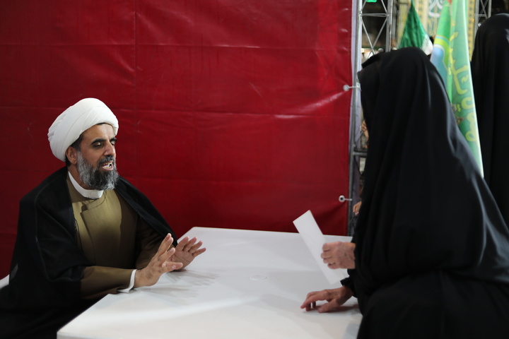 استقبال زائران حرم بانوی کرامت از نمایشگاه غدیر در شب عید الله الاکبر