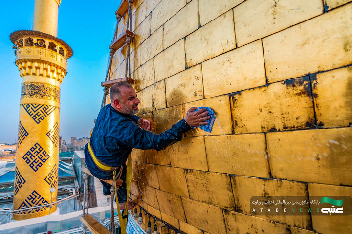 شست‌وشوی گنبد مطهر حضرت ابوالفضل العباس(ع) در آستانه ماه محرم