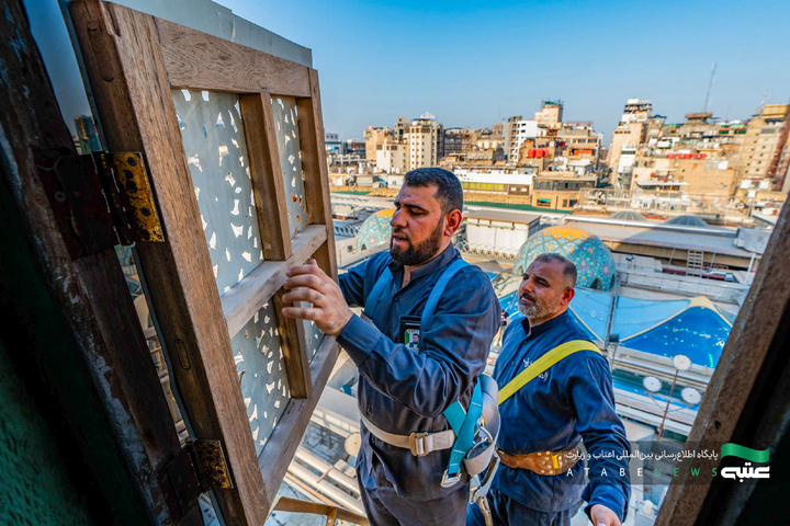 شست‌وشوی گنبد مطهر حضرت ابوالفضل العباس(ع) در آستانه ماه محرم