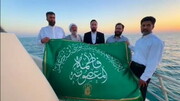 اهتزار پرچم متبرک حرم بانوی کرامت بر فراز خلیج همیشه فارس