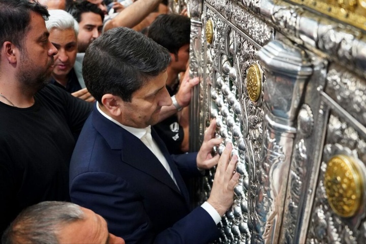 تشرف وزیر ارتباطات به زیارت حرم حضرت معصومه(س)