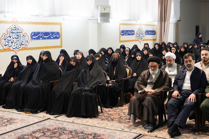 تکریم بانوان فعال اجتماعات شبانه استان قم در حرم بانوی کرامت