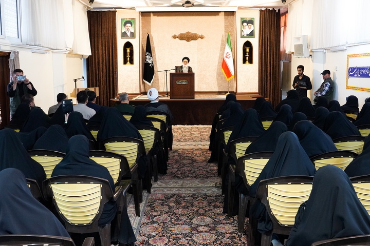 تکریم بانوان فعال اجتماعات شبانه استان قم در حرم بانوی کرامت