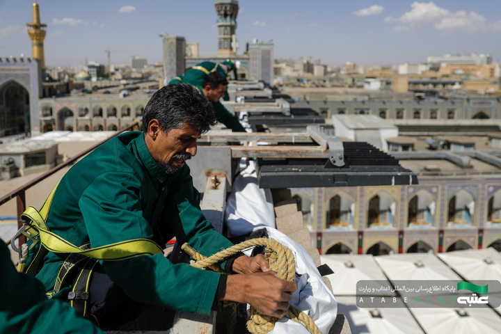 حرم مطهر رضوی در آستانه ماه محرم سیاه‌پوش عزای سیدالشهدا(ع) شد