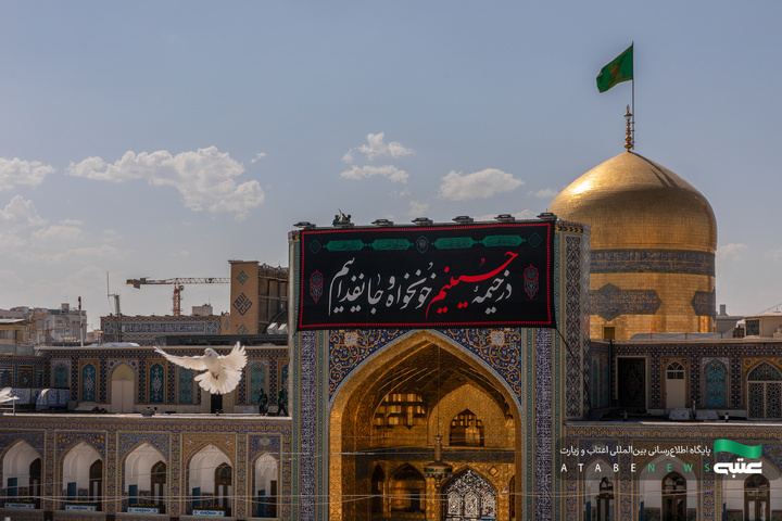حرم مطهر رضوی در آستانه ماه محرم سیاه‌پوش عزای سیدالشهدا(ع) شد