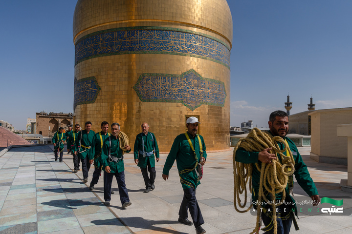حرم مطهر رضوی در آستانه ماه محرم سیاه‌پوش عزای سیدالشهدا(ع) شد