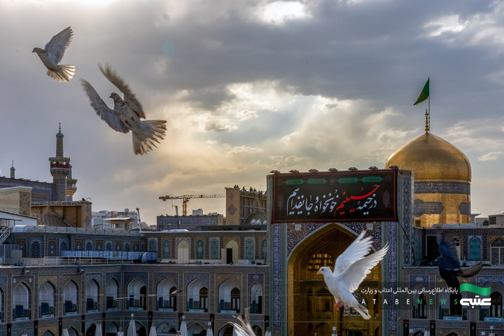 حرم مطهر رضوی در آستانه ماه محرم سیاه‌پوش عزای سیدالشهدا(ع) شد