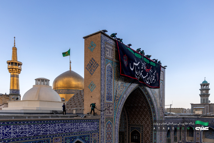 حرم مطهر رضوی در آستانه ماه محرم سیاه‌پوش عزای سیدالشهدا(ع) شد
