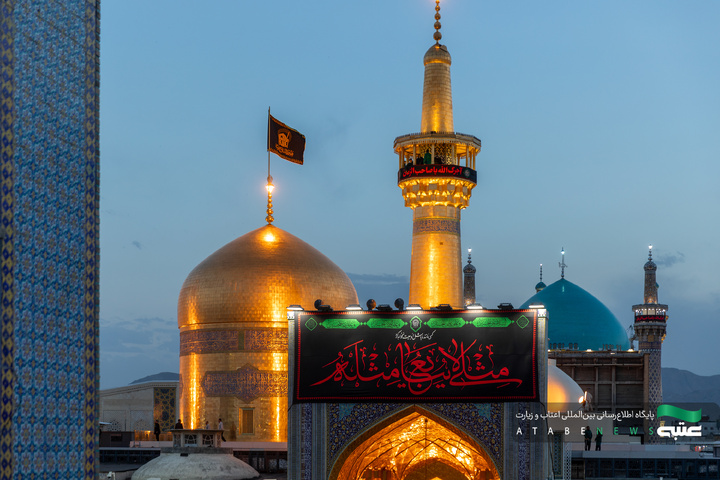 حرم مطهر رضوی در آستانه ماه محرم سیاه‌پوش عزای سیدالشهدا(ع) شد