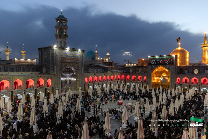 حرم مطهر رضوی در آستانه ماه محرم سیاه‌پوش عزای سیدالشهدا(ع) شد