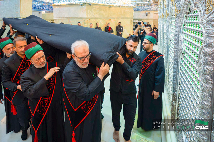 سیاه‌پوشی ضریح مطهر امام حسین(ع) در آستانه ماه محرم