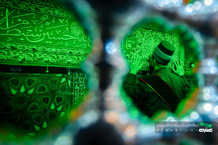 سیاه‌پوشی ضریح مطهر امام حسین(ع) در آستانه ماه محرم