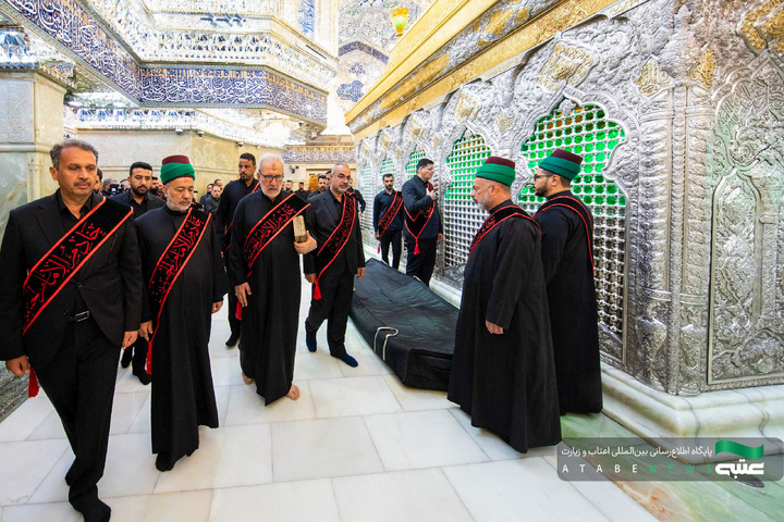 سیاه‌پوشی ضریح مطهر امام حسین(ع) در آستانه ماه محرم