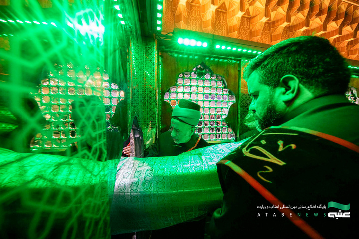 سیاه‌پوشی ضریح مطهر امام حسین(ع) در آستانه ماه محرم