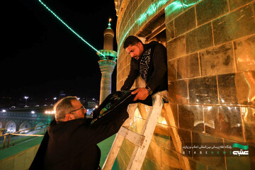 حرم مطهر کاظمین(ع) سیاه‌پوش عزای سیدالشهدا(ع) شد