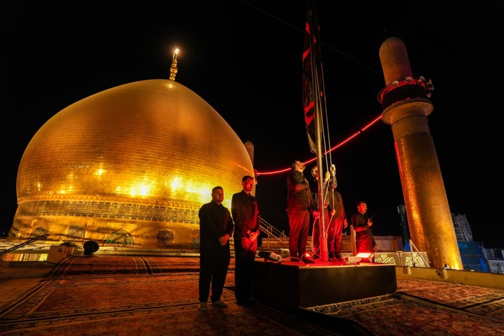 برافراشته شدن پرچم عزای حسینی در حرم مطهر امامین عسکریین(ع)