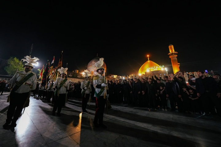 برافراشته شدن پرچم عزای حسینی در حرم مطهر امامین عسکریین(ع)