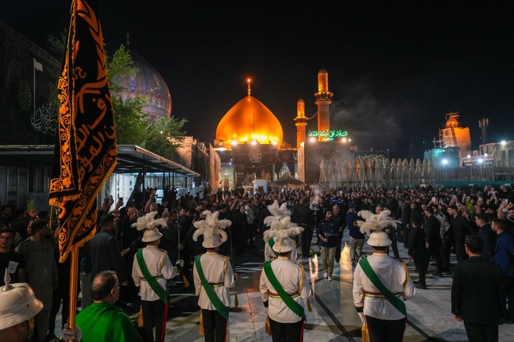 برافراشته شدن پرچم عزای حسینی در حرم مطهر امامین عسکریین(ع)