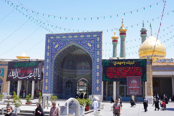 حرم مطهر بانوی کرامت رخت عزای محرم به تن کرد