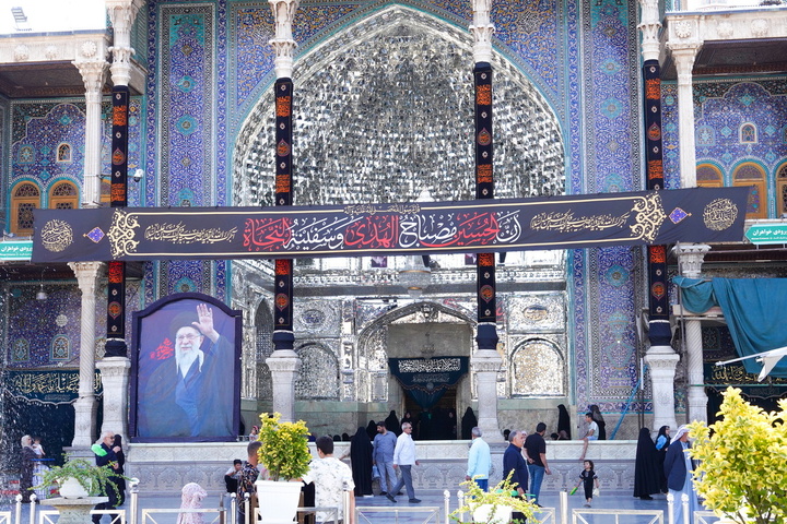 حرم مطهر بانوی کرامت رخت عزای محرم به تن کرد