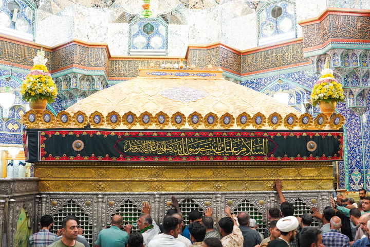 حرم مطهر بانوی کرامت رخت عزای محرم به تن کرد